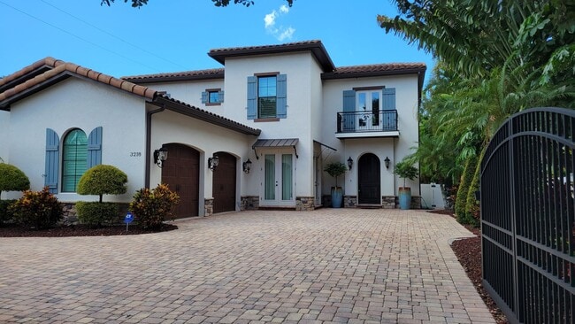 Building Photo - Seasonal stunning 5/5 pool home west of trail near Siesta Key!