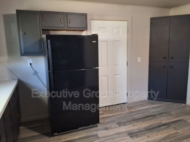 Building Photo - 746 W Elm Rd