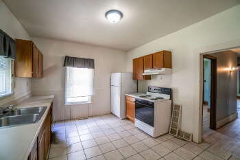 Building Photo - 4 bedroom 1 bath - available for June 1st ...