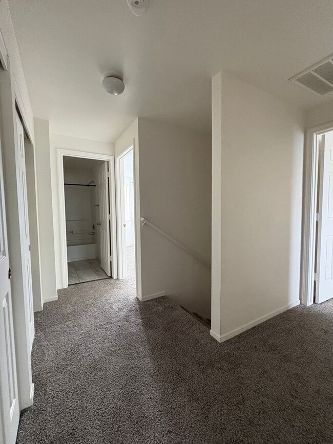 Building Photo - Cute newly remodeled townhouse
