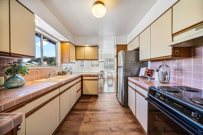 Building Photo - 582 Newton St