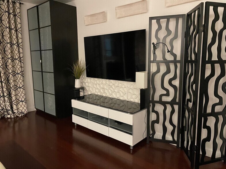 Building Photo - 1500 Bay Rd