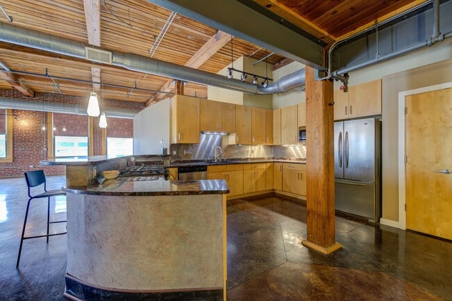 Building Photo - Huge Luxury 2 Story Condo with Private Rooftop Deck!