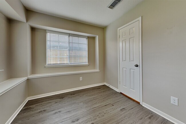 Building Photo - 2203 Pincher Creek Dr