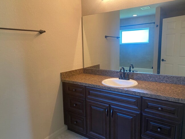 Building Photo - Maintenance-Free 4 Bedroom Rental!