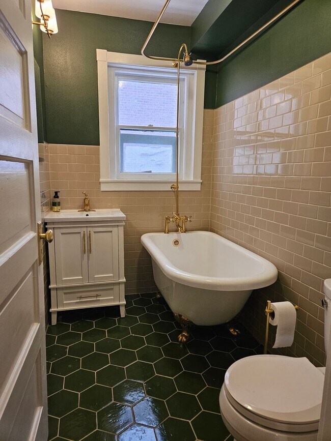 Building Photo - Cap Hill Beautiful 2 Bed Charming and Light Filled condo in the Blenheim