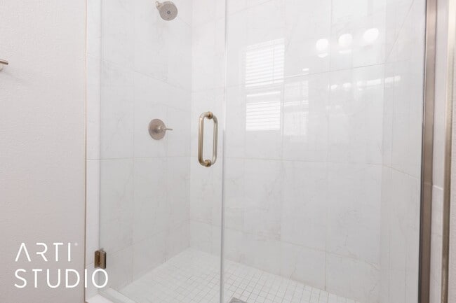 Building Photo - Beautiful Home on Parliament Pt With Spect...