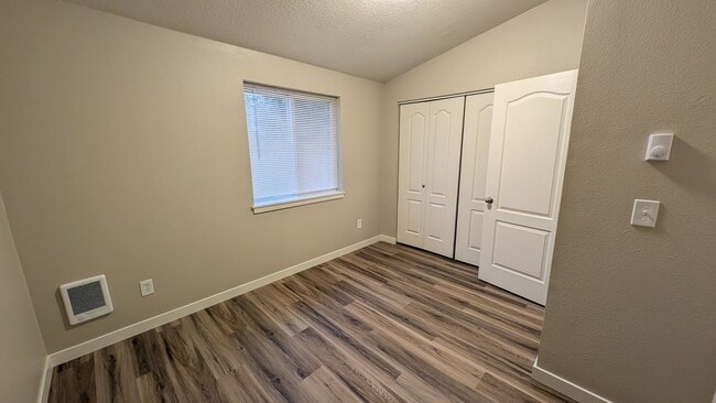 Building Photo - Wonderful townhouse in Forest Grove