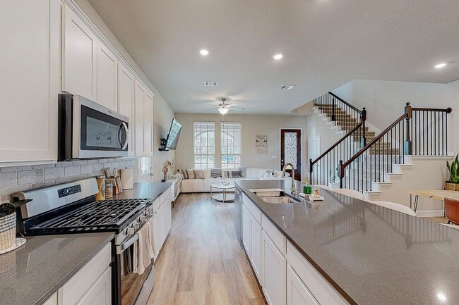 Building Photo - 7524 Redondo Dr