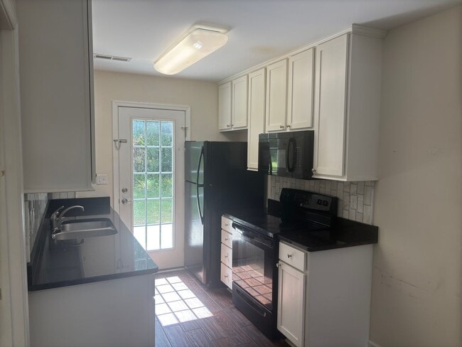 Building Photo - 3 Bedroom Townhouse in Tavern Grove
