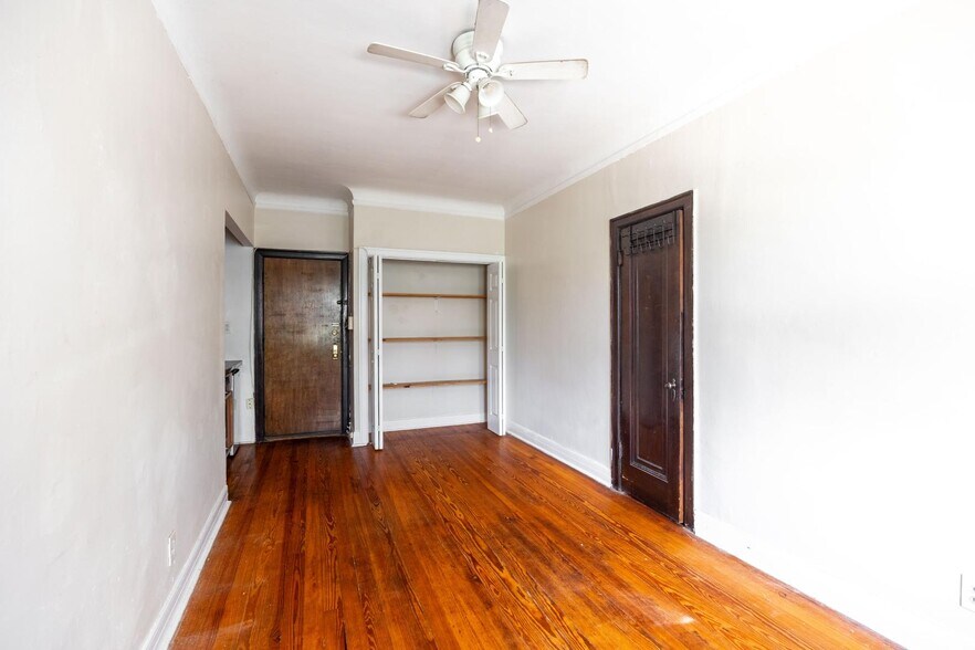 Building Photo - 948 W Cuyler Ave