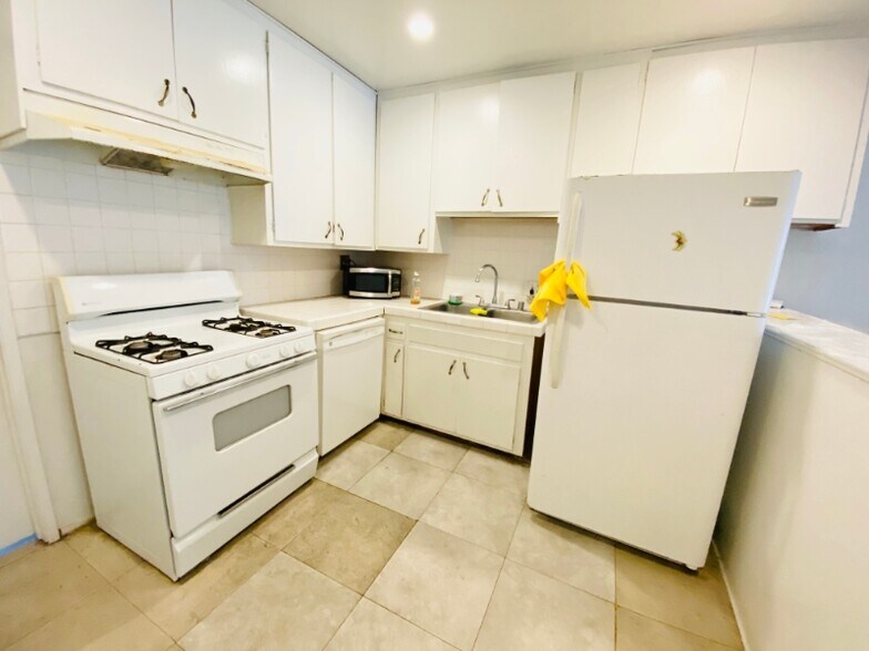 Building Photo - 2300 Oak St