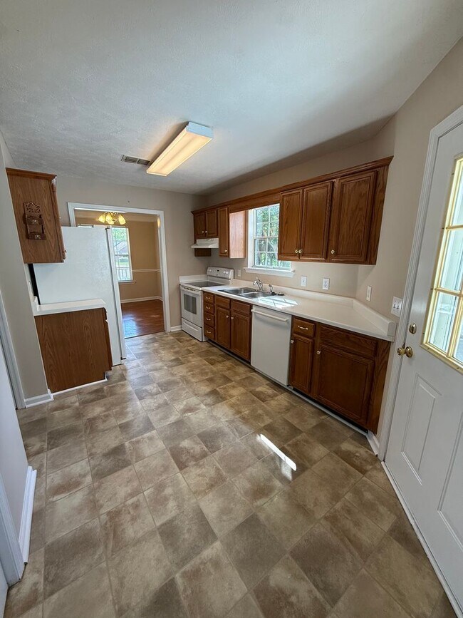Building Photo - Convenient Murfreesboro Living – 3 Bed, 2 Bath with 2-Car Garage