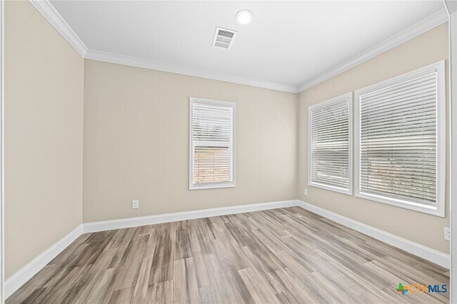 Building Photo - 711 La Cresta Dr