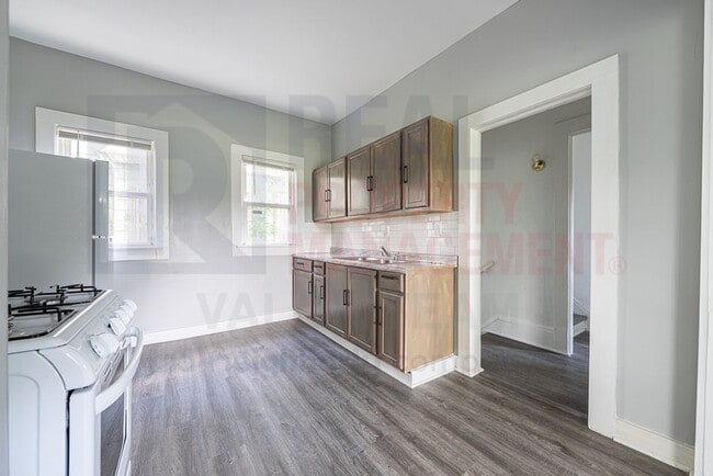 Building Photo - Beautiful 6 Bed 1 Bath Single Family Home