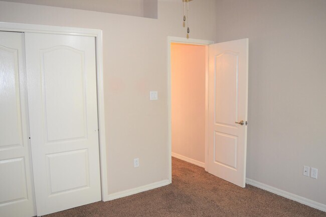 Building Photo - 14350 N Cave Dr