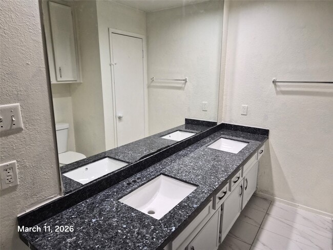 Building Photo - 2923 Edgewood Dr