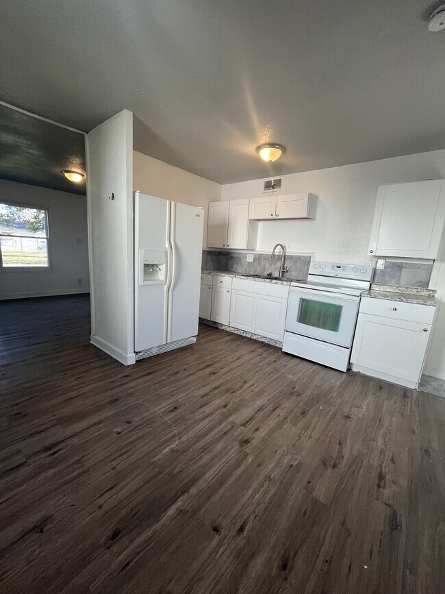 Building Photo - 715 St Barbara Ln