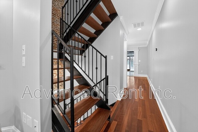 Building Photo - 528 S Curley St