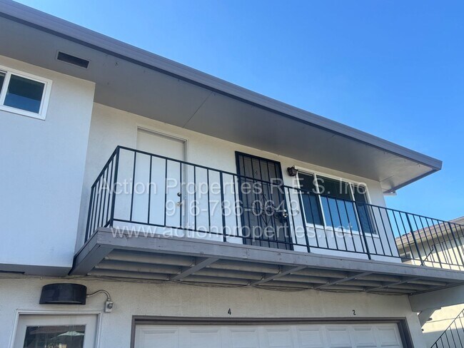 Building Photo - Roseville Condo all one level: 2 Bedroom 1 Bathroom Single Level, Large Living Room Central Heat ...