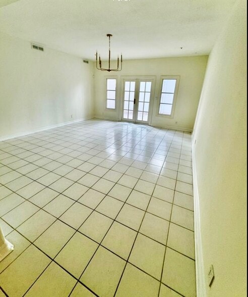 Building Photo - 2618 N Vermont Ave