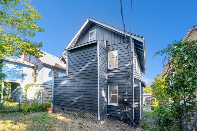 Building Photo - 5 Bedroom Home Near Central Park and Centr...