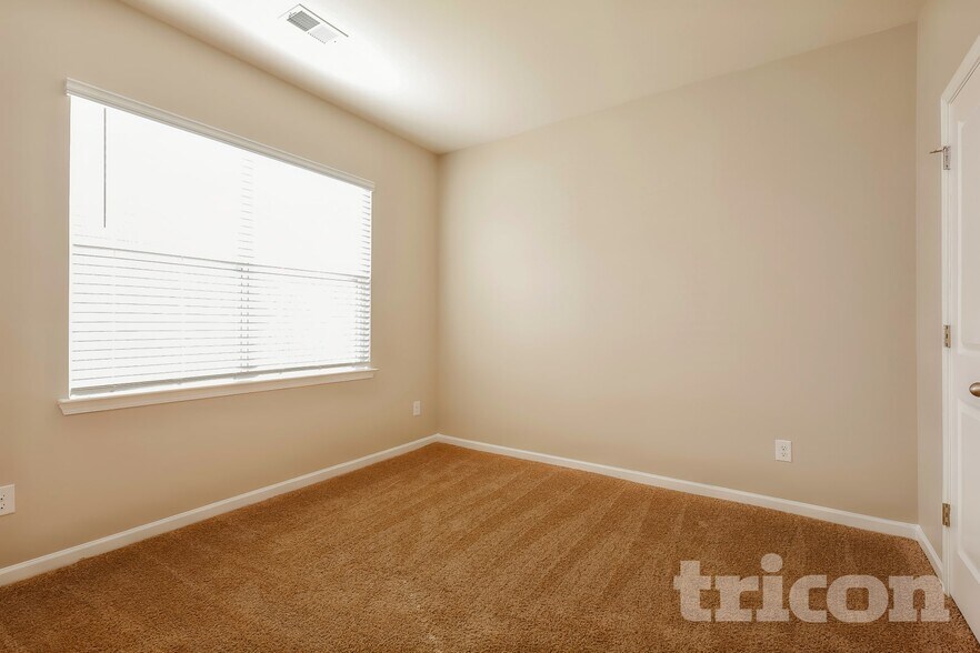 Building Photo - 250 Fenwick Dr