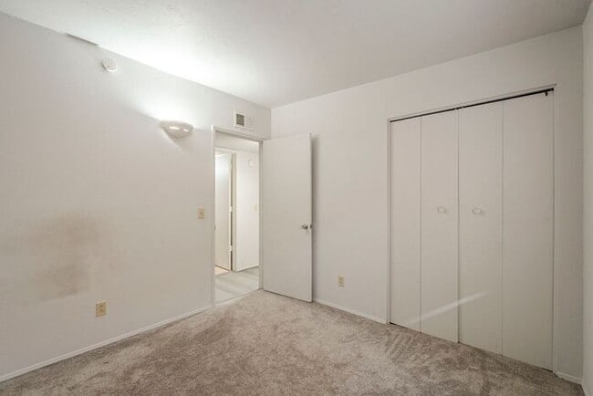 Building Photo - Bright 3-Bedroom Condo with Community Perks in Central Tucson