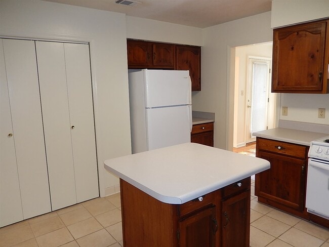 Building Photo - 2950 Bay Shore Dr