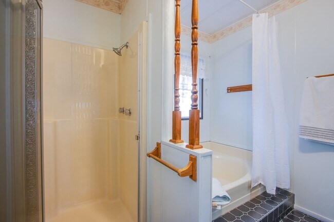 Building Photo - 55+ community 2 bed 2 bath
