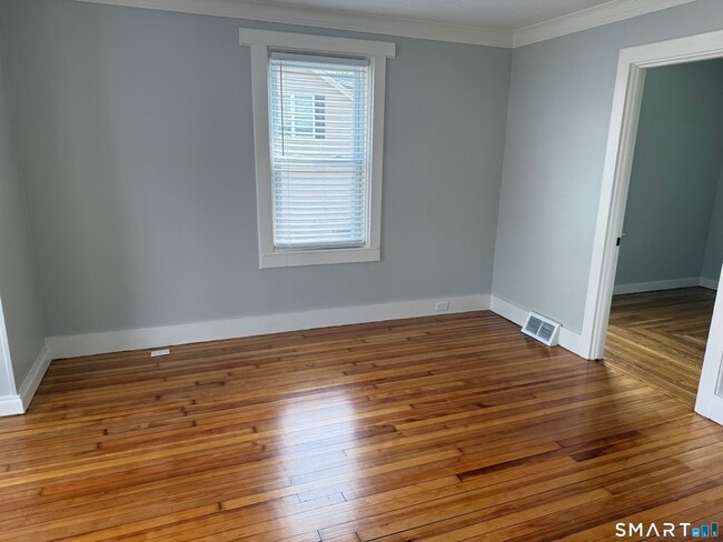 Building Photo - 159 Hickory St