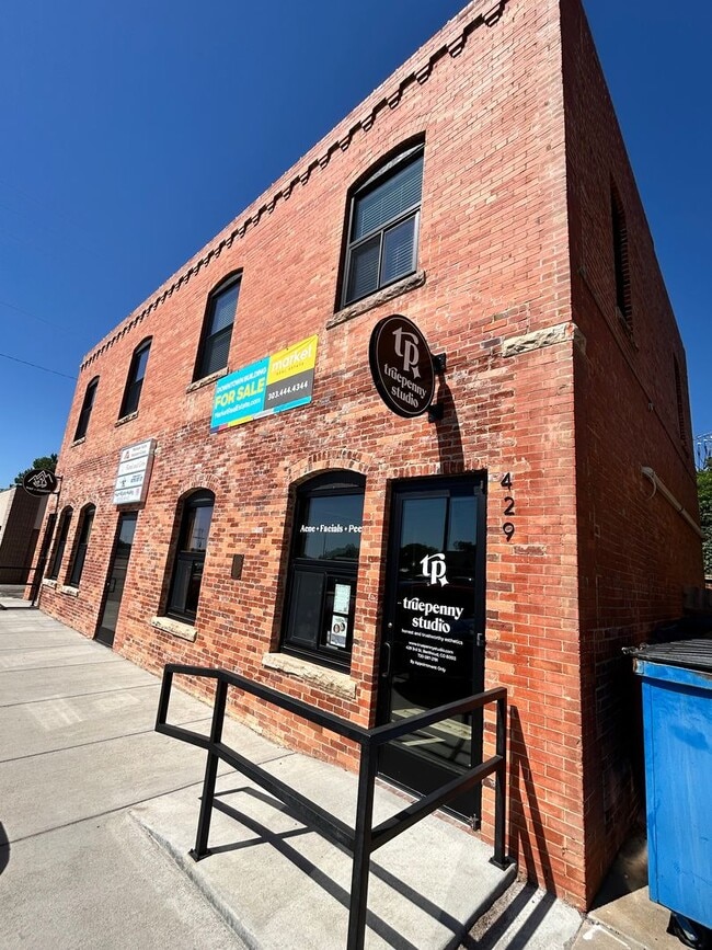Building Photo - Bright 2nd Floor Apartment on 3rd Street -- Utilities Included!