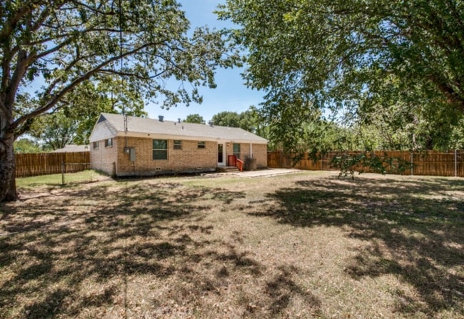 Building Photo - 3401 Sidney Dr
