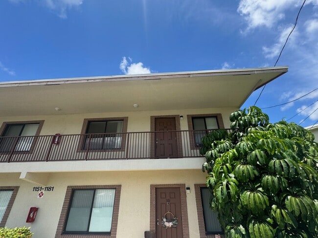 Building Photo - 1181 W River Dr