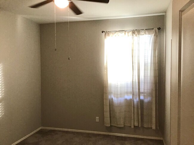 Building Photo - Clean, 3 Bdrm + Den, 2 Bath, 1842 sq/ft in NW area