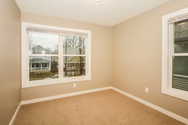 Building Photo - Beautiful Townhouse Close to Downtown Indy...