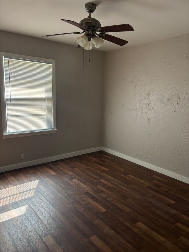 Building Photo - 3/1.5 in Quiet Neighborhood Near Fairview ...