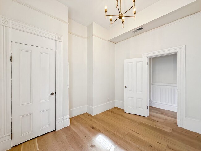 Building Photo - Top-Floor, Remodeled 5BR/2.5BA Victorian Flat, Pet Friendly, Steps from Alamo Square
