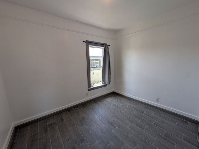 Building Photo - Bright & Clean 2 Bed | 1 Bath Home With a separate Den– 906 Sq. Ft. with Private Parking! Now Ava...