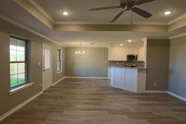 Building Photo - Beautiful 3 Bedroom 2 Bathroom Townhouse in South Tyler!