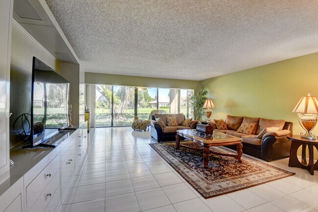Building Photo - 5673 Fairway Park Dr