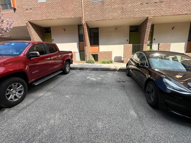 Building Photo - Newly renovated 3-bedroom, 2.5-bath home in Philadelphia’s Art Museum area