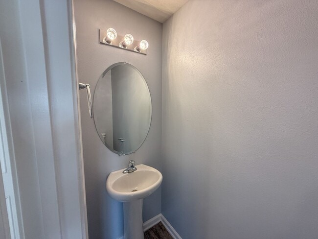 Building Photo - 4 bedroom, 2.5 bath home centrally located...