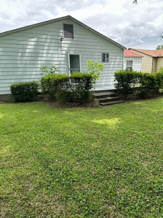 Building Photo - 3 Bedroom 2 bathroom home central air and Heat.