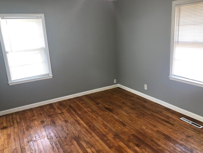 Building Photo - MOVE-IN READY!! 3-4 Bed, 1.5 Bath House wi...