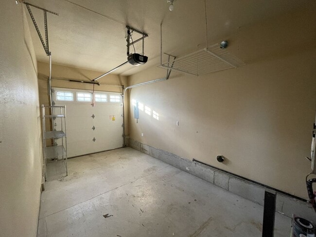 Building Photo - Fantastic South Tabor Home with Attached Garage, Washer/Dryer, A/C