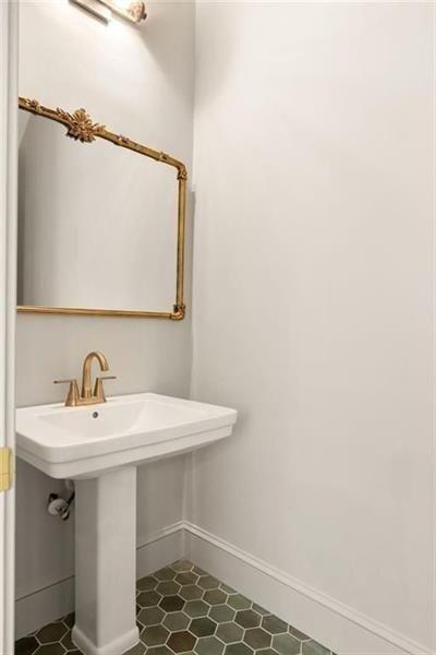 Building Photo - 722 Lakeview Ave NE