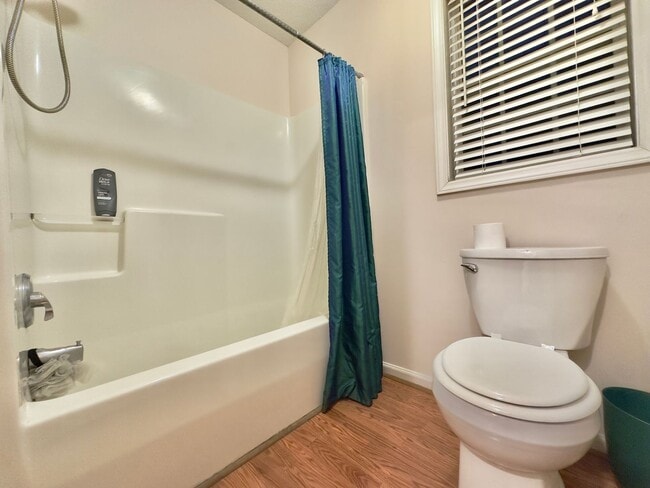 Building Photo - Charming Townhouse in Prime Morrisville Location!