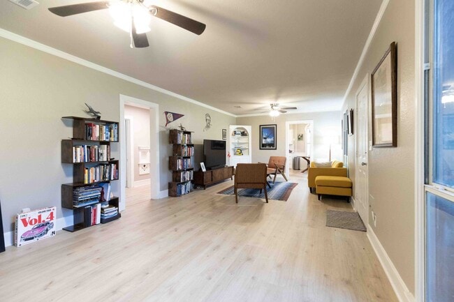 Building Photo - Charming 3 bedroom/ 2 Bathroom house