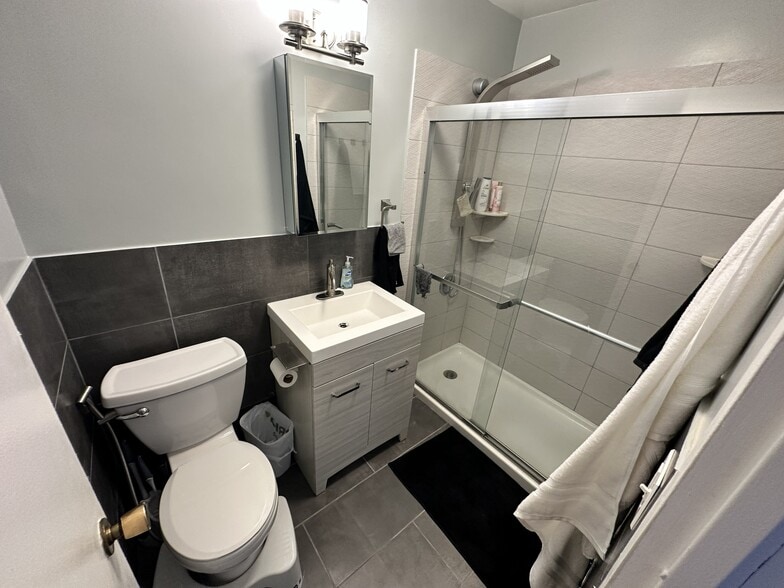 Bathroom - 6301 N Sheridan Rd